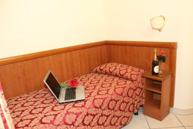 Hotel Suite Caesar Roma Exterior foto